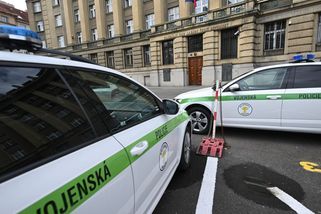 Vojenská policie si nově došlápne i na civily. Sto tisíc za fotku základny, padesát tisíc za uniformy - Novinky